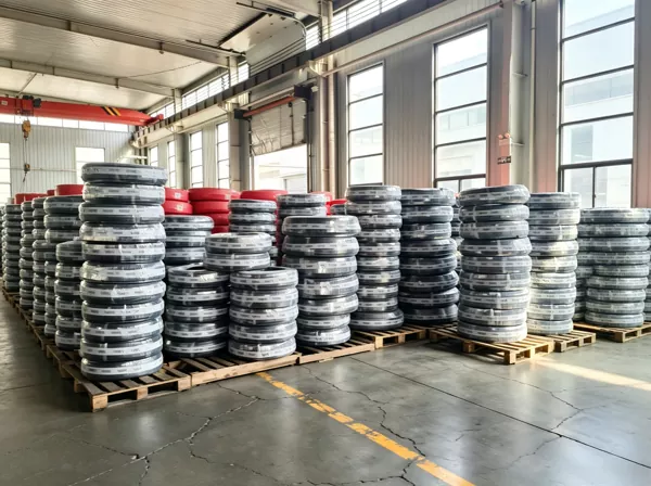 Hur fungerar tygförstärkta gummislangar? Hebei Zhehan Rubber & Plastic Products Co., Ltd. förklarar kärnprinciperna för industriella flexibla överföringsslangar.